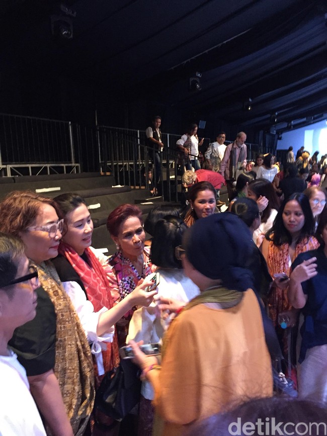 Kehadirannya ini sebagai bentuk dukungannya kepada pelaku industri kreatif daerah meski tak lagi menjabat sebagai Ketua Dekranasda (Dewan Kerajinan Nasional Daerah) Provinsi DKI Jakarta. Foto: Daniel Ngantung/Wolipop