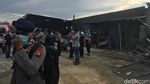 Warga Ramai-ramai Datangi Gudang Petasan di Kosambi yang Meledak
