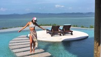 Di Phi Phi Island, Maria menginap si salah satu penginapan dengan view fantastis bernama Villa 360. Indah sekali ya pemandangannya? (@mariajoseloral/Instagram)