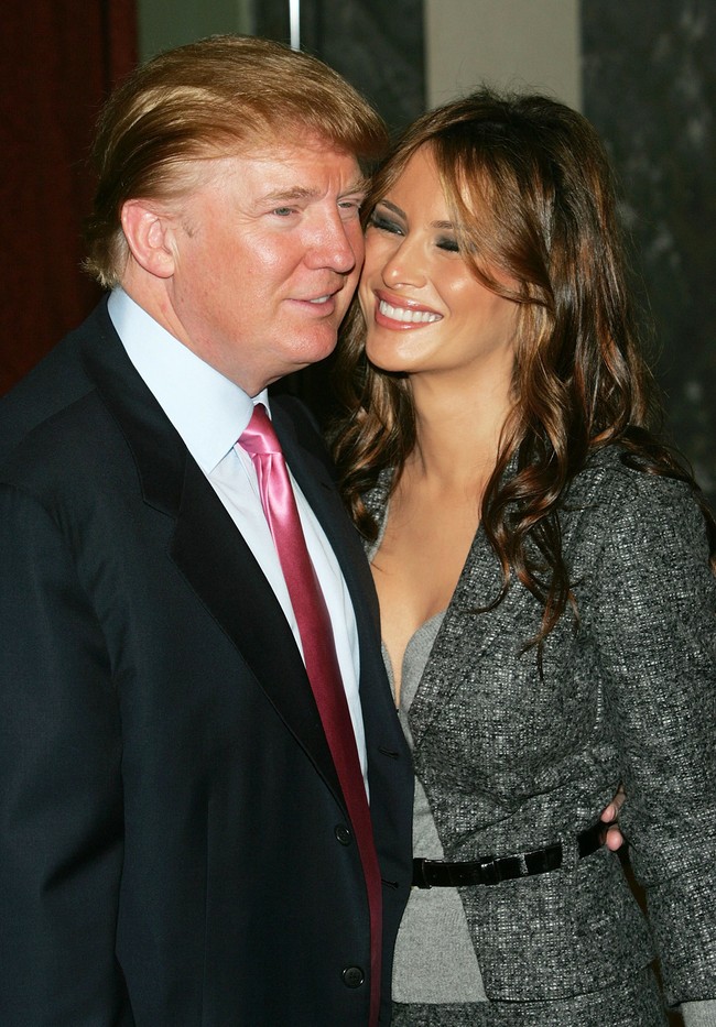 Tawa lepas Melania Trump bersama Donald Trump yang kala itu sudah menjadi tunangannya, ketika menghadiri Donald Trump Friars Club Roast Luncheon, Oktober 2004. Tawa seperti itu kini jarang terlihat di wajah sang Ibu Negara. Foto: Getty Images