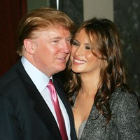 Tawa lepas Melania Trump bersama Donald Trump yang kala itu sudah menjadi tunangannya, ketika menghadiri Donald Trump Friars Club Roast Luncheon, Oktober 2004. Tawa seperti itu kini jarang terlihat di wajah sang Ibu Negara. Foto: Getty Images