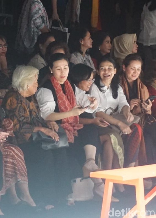  Senyum semringah selalu menghiasi wajahnya, seolah menandakan optimismenya menjalani hari meski suami harus dibui. Foto: Daniel Ngantung/Wolipop