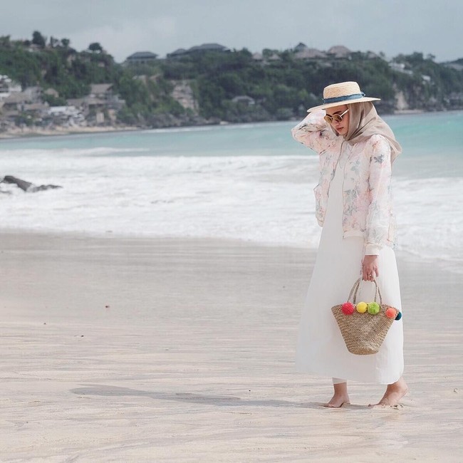 Tas rotan yang satu ini juga tren di kalangan hijabers. Cocok untuk dipakai ke pantai seperti gaya Shella Alaztha. Foto: Dok. Instagram