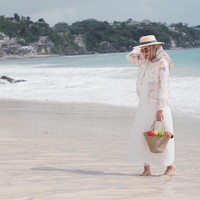 Tas rotan yang satu ini juga tren di kalangan hijabers. Cocok untuk dipakai ke pantai seperti gaya Shella Alaztha. Foto: Dok. Instagram