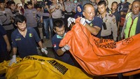 Petugas medis akan melakukan otopsi terhadap 47 jenazah korban kebakaran di pabrik kembang api PT Panca Buana Cahaya Sukses untuk melengkapi proses identifikasi oleh kepolisian. Galih Pradipta/Antara Foto.
