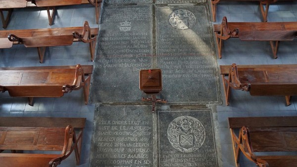 Prajurit-prajurit ini adalah para tentara Belanda yang gugur pada saat perperangan menaklukan Kepulauan Banda. Kemudian Belanda membangun gereja di atas makam ini, karena para tentara yang gugur adalah orang yang memiliki jabatan, maka dibangunlah gereja ini di atas makam mereka (Syanti/detikTravel) Prajurit-prajurit ini adalah para tentara Belanda yang gugur pada saat perperangan menaklukan Kepulauan Banda. Kemudian Belanda membangun gereja di atas makam ini, karena para tentara yang gugur adalah orang yang memiliki jabatan, maka dibangunlah gereja ini di atas makam mereka (Syanti/detikTravel)
