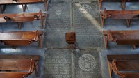 Sesuai kebiasaan orang Belanda, orang-orang penting dimakamkan di dalam gereja. Karena itulah, kenapa gereja ini berlantai nisan, untuk menghormati para tentara Belanda yang gugur saat menahlukan Kepulauan Banda (Syanti/detikTravel)