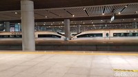 Kereta cepat china berbentuk futuristik dari luar. Kereta yang akan kami naikin namanya Hexie, dengan kecepatan maksimum 300-an km/jam. Ada kereta yang lebih cepat namanya fuxing kecepatan maksimumnua 350 km/jam.