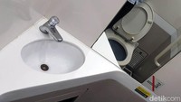 Toilet kereta sangat nyanan, restorasinya juga berasa di restoran. Seperti kereta cepat lain juga ada pramugari yang melayani. Asa tempat cuci muka, dan dispenser di lorong antar gerbang yang dilengkapi gelas untuk membuat minuman hangat.