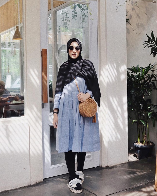 Ketika ingin tampil santai, tas rotan akan menjadi pelengkap yang pas buat menyempurnakan penampilan. Gaya selebgram Bella Tamimi ini bisa dikenakan untuk ke berbagai acara kasual. Foto: Dok. Instagram