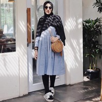 Ketika ingin tampil santai, tas rotan akan menjadi pelengkap yang pas buat menyempurnakan penampilan. Gaya selebgram Bella Tamimi ini bisa dikenakan untuk ke berbagai acara kasual. Foto: Dok. Instagram