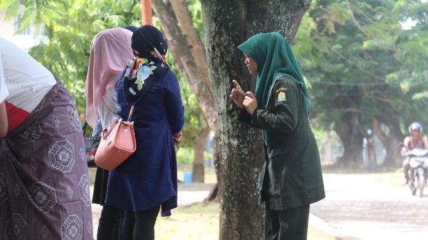 Langgar Perda Syariat, Pemotor Bercelana Pendek Diberi Sarung