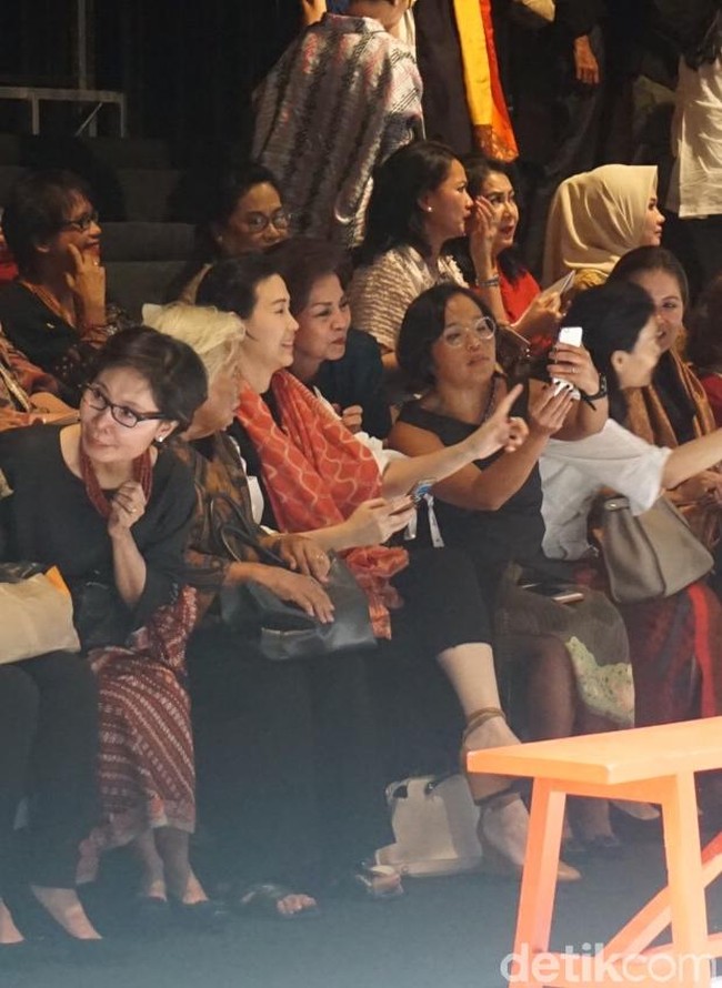 Veronica tampak begitu menikmati suguhan busana dengan kain-kain batik ciptaan Obin. Tak jarang ibu tiga anak ini memotret koleksi bertajuk ‘Di Sini Pertiwi’ tersebut dengan ponselnya. Foto: Daniel Ngantung/Wolipop