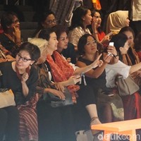 Veronica tampak begitu menikmati suguhan busana dengan kain-kain batik ciptaan Obin. Tak jarang ibu tiga anak ini memotret koleksi bertajuk ‘Di Sini Pertiwi’ tersebut dengan ponselnya. Foto: Daniel Ngantung/Wolipop