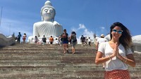 Phuket tidak melulu soal pantai. Maria malah sempat berpose di depan patung Buddha raksasa. Ada yang mau traveling bareng Maria? (@mariajoseloral/Instagram)