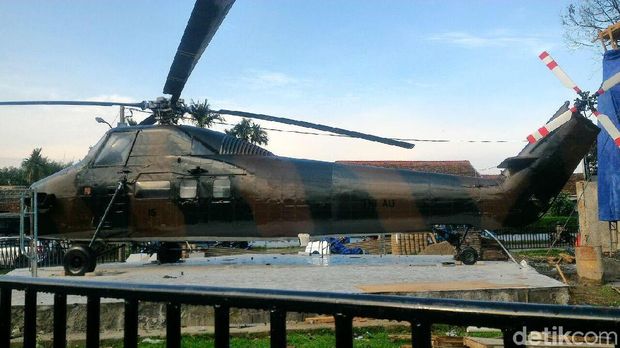 Tugu helikopter di Lanud Atang Senjaya yang sempat dicoret oleh pemuda iseng.