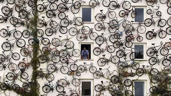 Sepeda bertaburan di tembok. Foto: Imgur