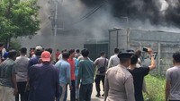 Ledakan di bagian pembuatan kembang api terjadi sekitar pukul 09.00 WIB, Kamis (26/10/2017). Ledakan membuat atap bangunan jebol dan menimbulkan api sehingga terjadi kebakaran. (Foto: Istimewa)
