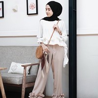 Selebgram Amelia Elle juga memadukan tas rotan tali panjang dengan busana berunsur ruffle. Warna rotan yang cokelat tampak netral dipadankan dengan berbagai tipe busana. Foto: Dok. Instagram