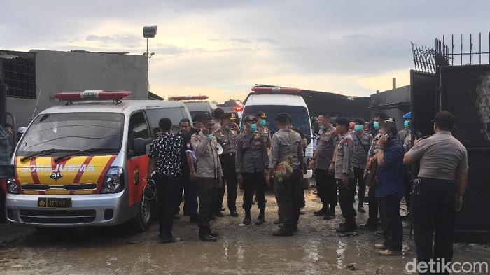 7 Ambulans Bawa 23 Jenazah Korban Ledakan Pabrik Petasan ke RS Polri
