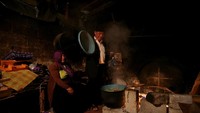 Mohamed Amin (55) dan istrinya, Monida (53) memasak masakan tradisional Meksiko, tamales.