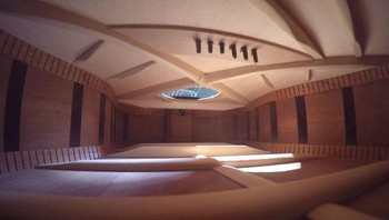 Ini bukan ballroom, melainkan area di dalam gitar.  Foto: Boredpanda