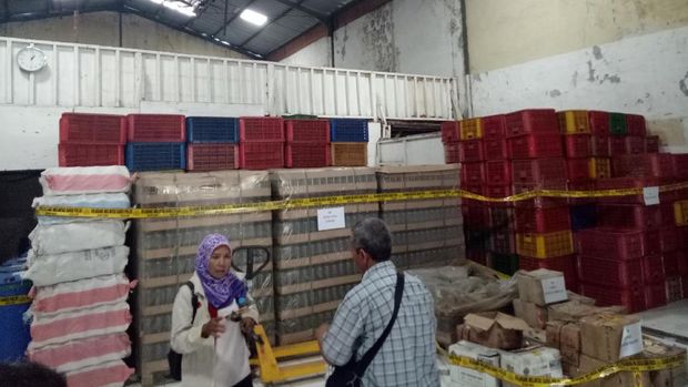 Tumpukan botol minol dan kardus
