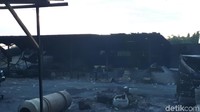 Berdasarkan keterangan saksi, suara ledakan sangat keras seperti bom.