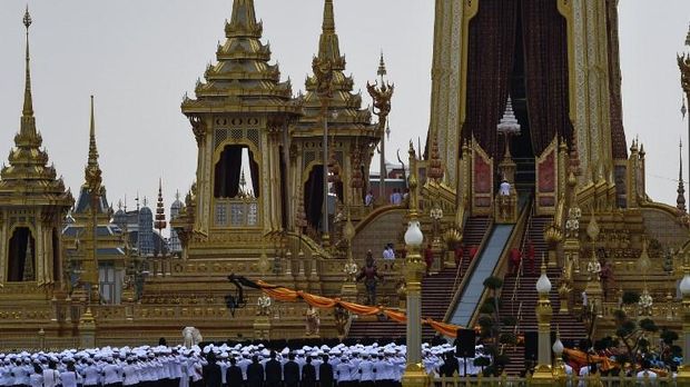 Prosesi saat Royal Urn dibawa masuk ke Krematorium Kerajaan