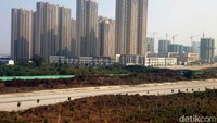 Dari kaca terlihat pemandangan China di pedesaan dan pembangunan apartemen yang serentak dan mencolok di tengah perkebunan.