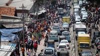 Beginilah foto kawasan pasar Tanah Abang yang kembali semrawut dan macet sebelum akhirnya dirazia petugas Satpol PP.