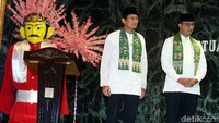Anies hadir dengan didampingi Sandiaga.