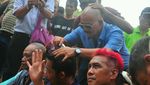 Foto: Bupatinya Kena OTT KPK, Warga Nganjuk Potong Rambut Massal