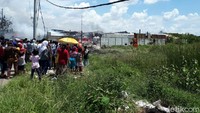 Warga ebrkerumun di sekitar lokasi ledakan (Foto: Ahmad Bil Wahid/detikcom)