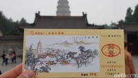 Pengunjung pun bisa naik hingga ke tingkat tertinggi pagoda. Harga tiket naiknya hanya 30 Renminbi atau sekitar Rp 60 ribuan (Elvan/detikTravel)