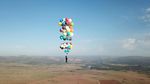 Momen Menakjubkan Saat Pria Terbang dengan Balon Bak Film Up