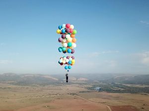 Momen Menakjubkan Saat Pria Terbang dengan Balon Bak Film Up
