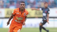 Terens Puhiri, 21 tahun, pemain Pusamania Borneo FC, yang mencuri perhatian dunia dengan kecepatan berlarinya. (liga-indonesia.id)
