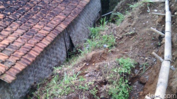 Tebing longsor di Banjarnegara.
