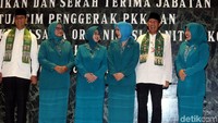 Farhati (dua dari kiri) dilantik oleh Ketua Tim Penggerak Pemberdayaan Kesejahteraan Keluarga (TP PKK) Nasional Erni Guntarti Tjahjo Kumolo.