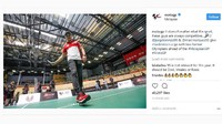 Terbiasa menggenggam setang motor dan kini harus mereka harus memegang raket. @motogp/instagram