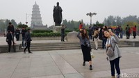 Patung Biksu Tong pun jadi salah satu objek yang sering diabadikan oleh pengunjung pagoda. Cekrek! Satu foto selfie bareng Biksu Tong pun berhasil diabadikan (Elvan/detikTravel)