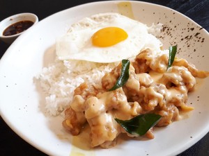 Di Sini Bisa Coba Dory, Keripik Kentang hingga Donat Telur Asin