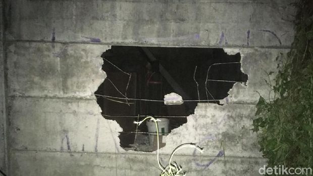Tembok pabrik petasan di Kosambi dijebol warga