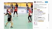 Sebelum turun di Sirkuit Sepang, Marc Marquez dan Jorge Lorenzo beradu hebat di arena yang berbeda. Seperti ini loh keseruan mereka  saat bermain bulutangkis. @jorgelorenzo99/instagram