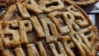 Apple pie diberi tulisan No Spiders in Here. Unik!