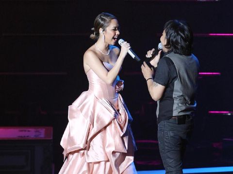 6 Fakta Ari Lasso yang Heboh dengan Pose Dua Jari