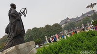 Di gerbang ada patung Biksu Tong atau yang dikenal sebagai Xuanzang oleh masyarakat Tionghoa. Bersama dengan muridnya, ia mengarungi perjalanan mencari sutra Buddha selama 28 tahun (Elvan/detikTravel)