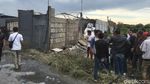 Warga Ramai-ramai Datangi Gudang Petasan di Kosambi yang Meledak