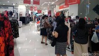 Sebelumnya, Head of Corporate Communication MAP, Fetty Kwartati mengatakan, dari 3 outlet Debenhams yang ada di Indonesia, saat ini hanya tersisa satu yang berlokasi di Senayan City. Namun itupun akan ditutup akhir tahun ini.